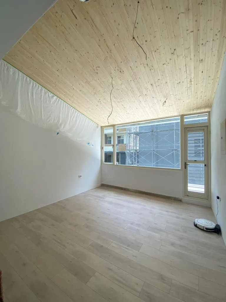 台南老屋三樓順著斜屋頂做的美杉天花