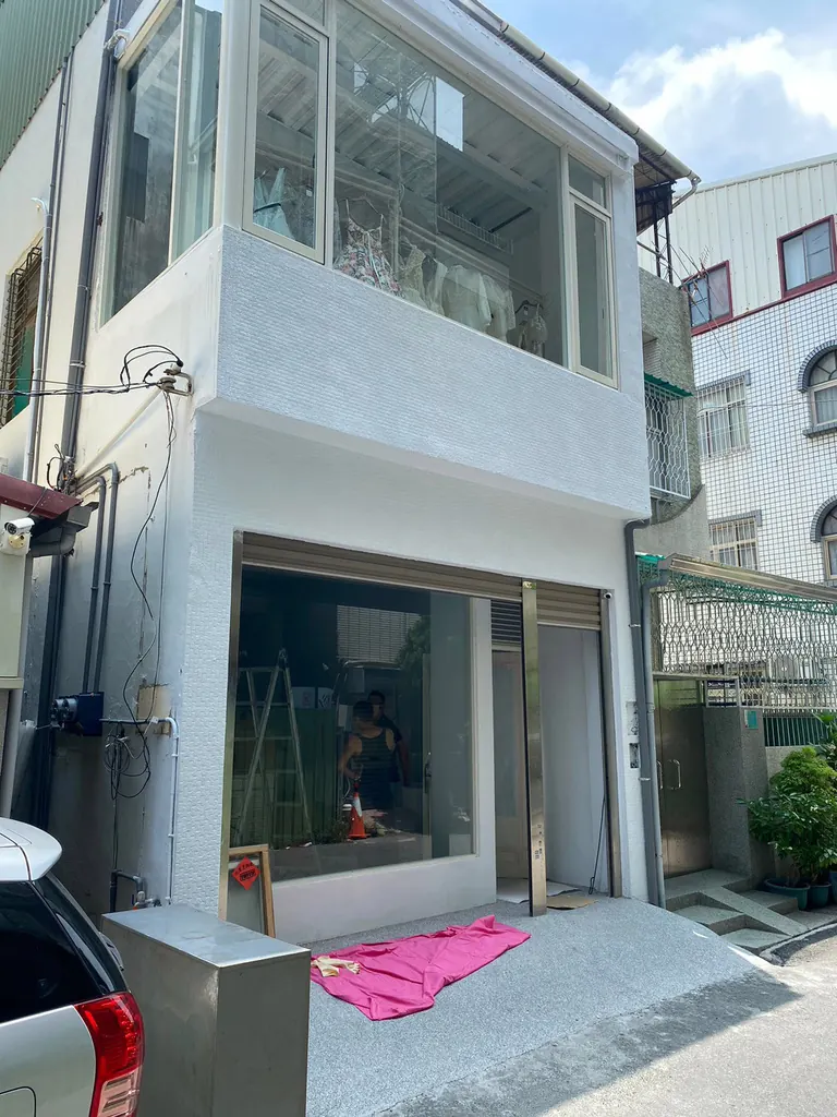 台南老屋改婚紗館後的外觀與櫥窗