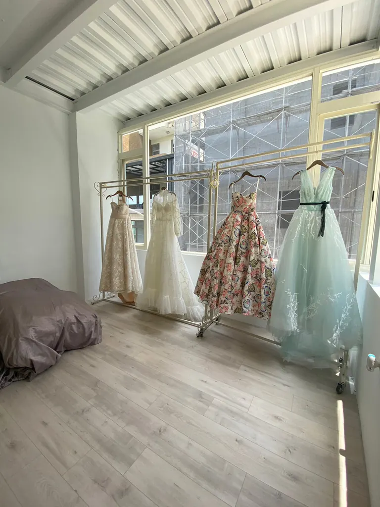 台南老屋改婚紗館，大面窗與白色屋簷