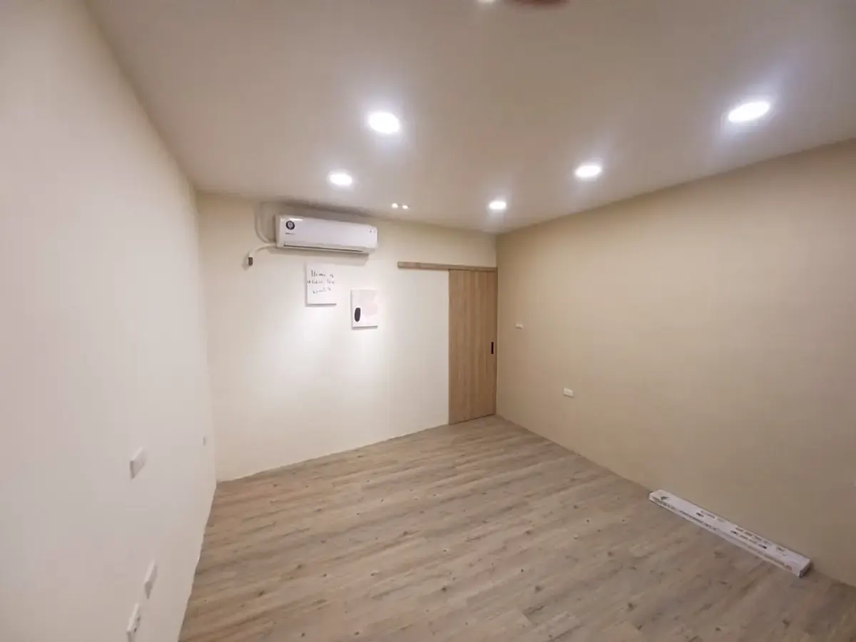 台南磚造老屋翻修後的房間，木紋地板