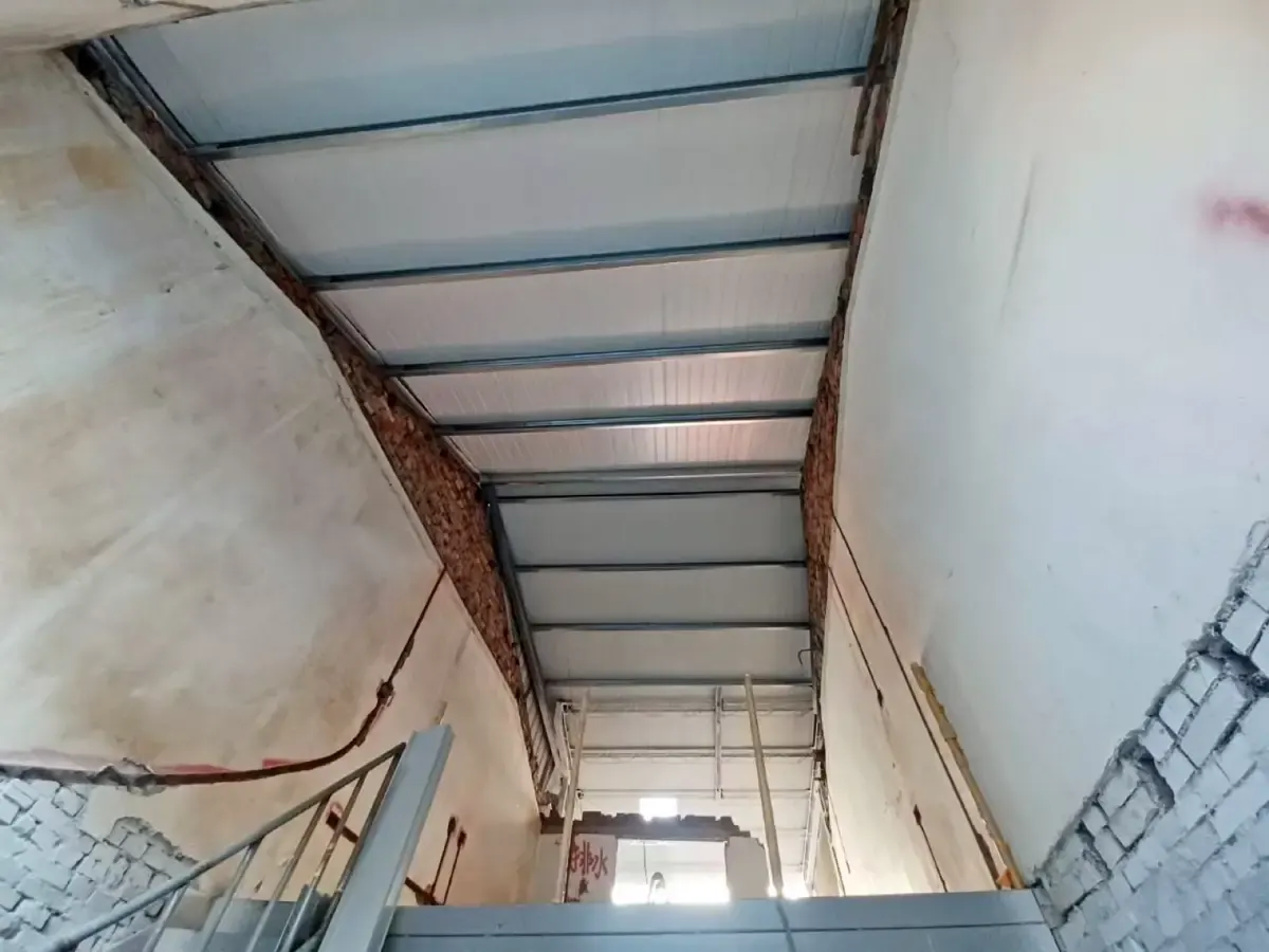 台南磚造老屋翻修前，坍塌的屋瓦與舊窗
