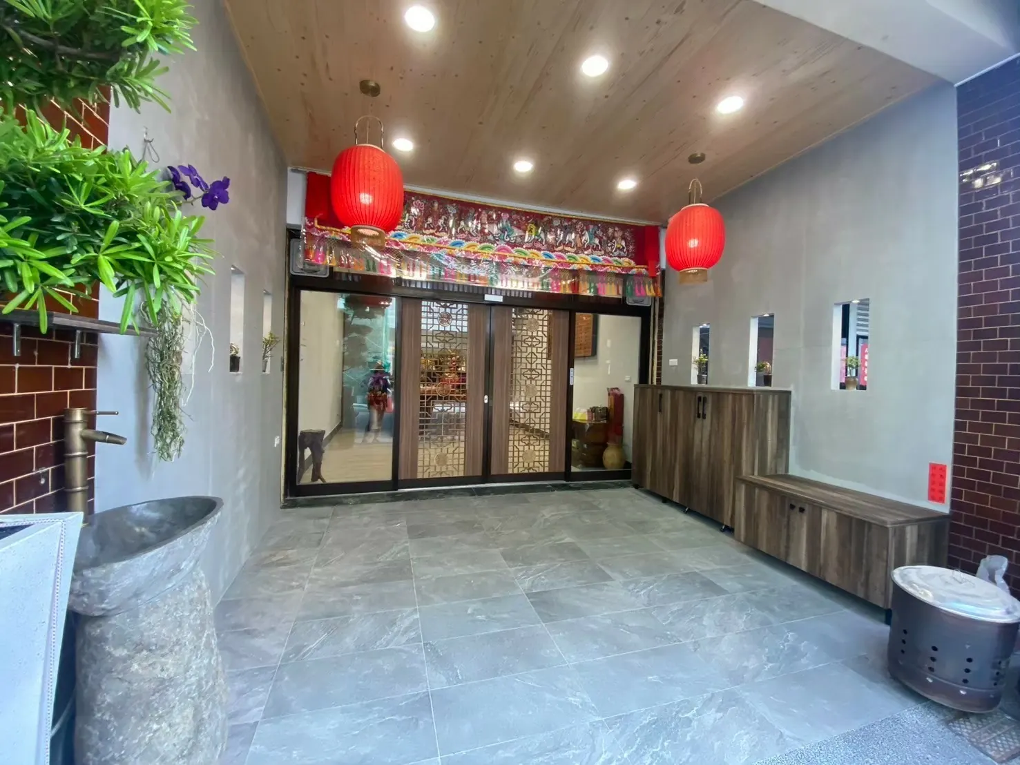台南佳里神明廳局部翻修完工的騎樓與隔牆
