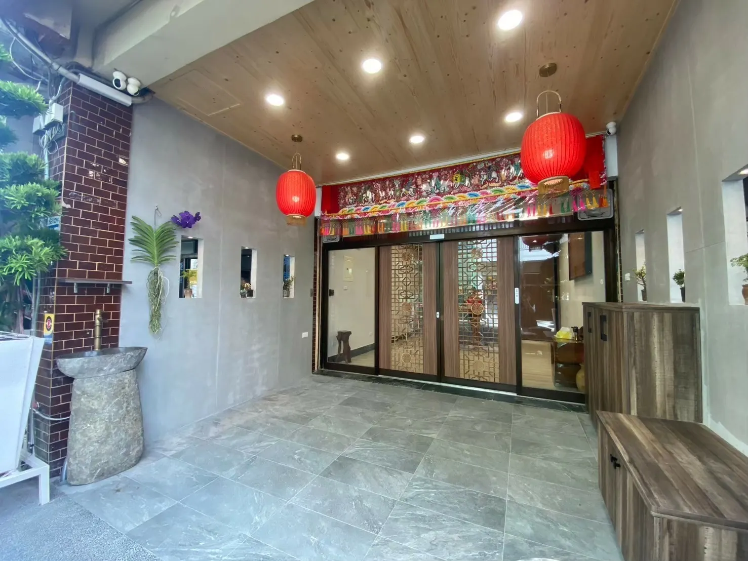台南佳里神明廳局部翻修完工，騎樓與特製大門