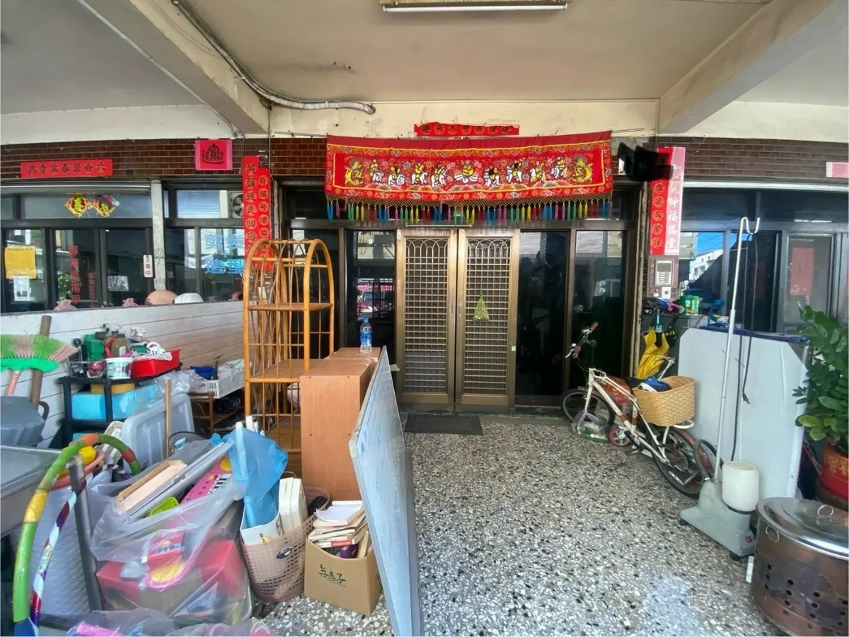 佳里神明廳翻修前，堆滿雜物的騎樓與舊大門