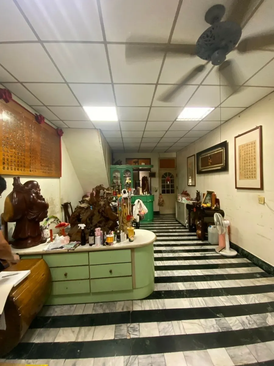 佳里神明廳翻修前的室內，舊櫃檯與磁磚
