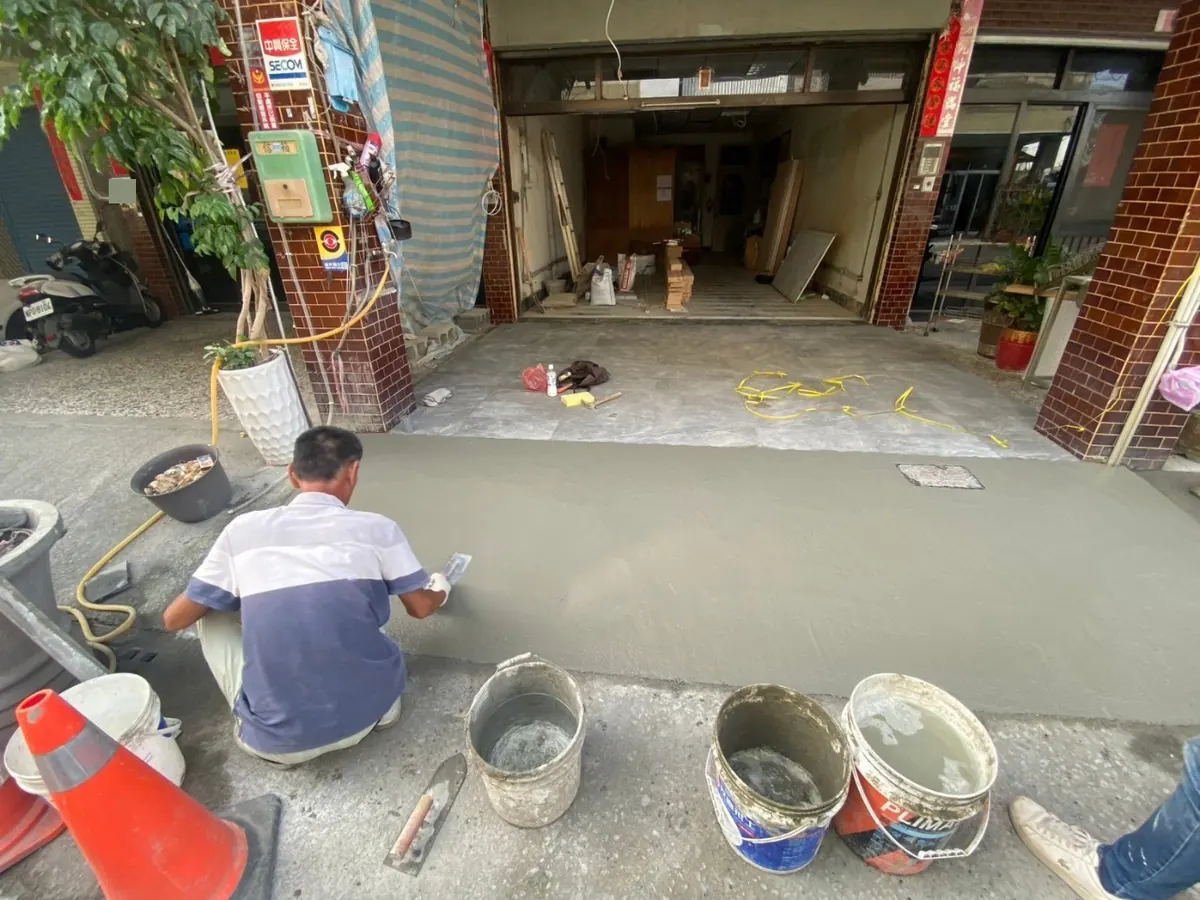 佳里神明廳施工中，師傅整理騎樓地坪