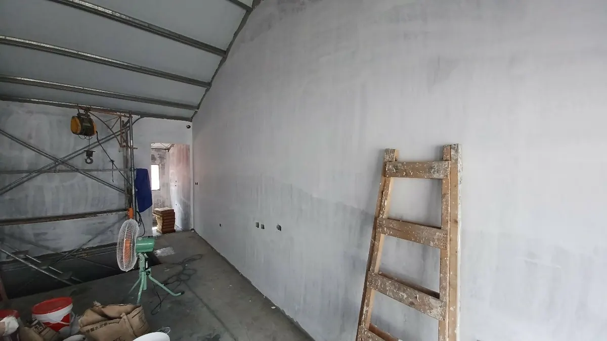 台南老屋翻修施工中，泥作完成後的空間